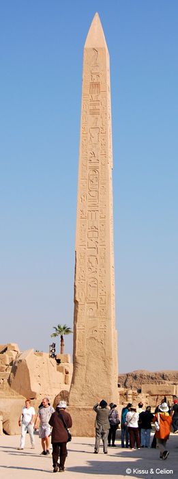 Ãœks vÃ¤hestest Egiptusse jÃ¤Ã¤nud obeliskidest / One of the few obelisks still in Egypt
Suurem osa obeliskidest on mÃ¶Ã¶da maailma laiali veetud. Ãœks kuulsamaid on Pariisis, Concorde'i vÃ¤ljakul.

Most of the Egyptian obelisks have been scattered all over the world - one of the most famous obelisks is in Paris, on the Place de la Concorde.
