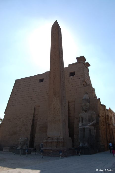 Luxori templi sissepÃ¤Ã¤s / Entrance of the Luxor temple
Kui nÃ¼Ã¼d pÃ¤ris aus olla, siis sealsed templid tunduvad kÃµik vÃ¤ga sarnased olema.

To be honest, all temples seem to look alike.
